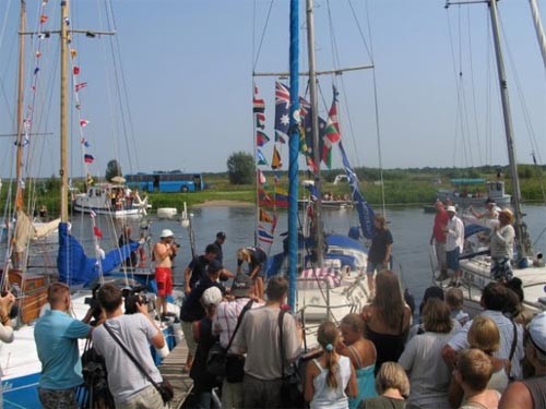Ragaine II greeted by family and friends © SW